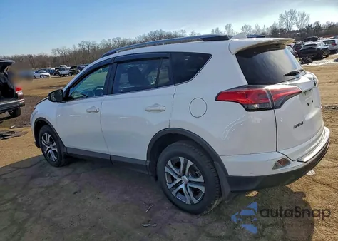 2017 Toyota Rav4 Le z USA, uszkodzony, nr VIN JTMBFREV5HJ141359